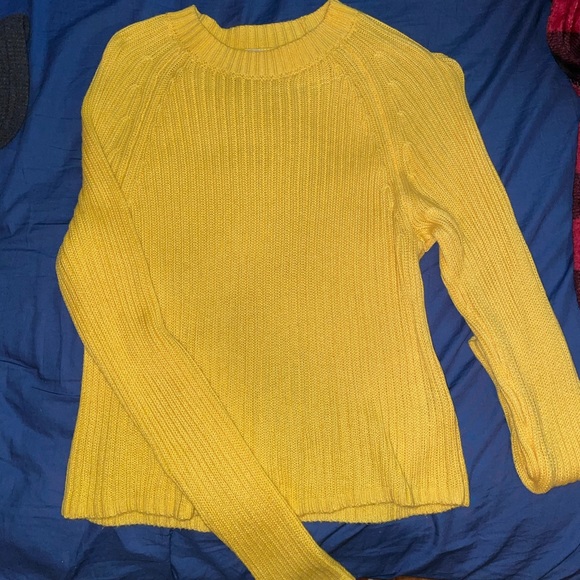 Yellow sweater - Picture 1 of 2